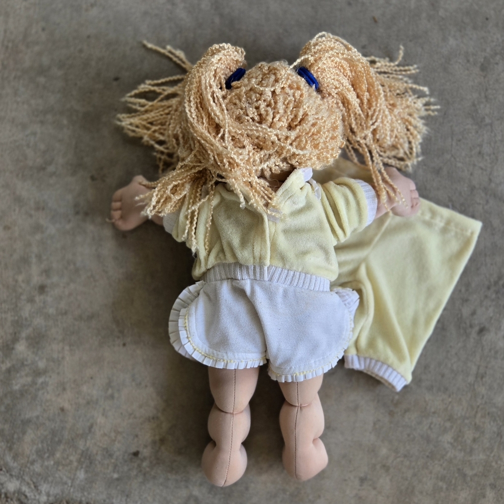 Vintage CABBAGE PATCH KIDS 18" Girl Doll Velveteen Outfit Blonde Hair Brown Eyes - Picture 2 of 5